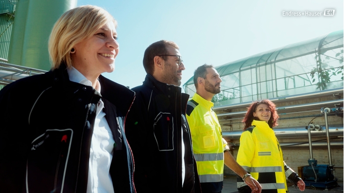 Un equipo recorre la planta de Acqua & Sole en Vellezzo Bellini, Italia