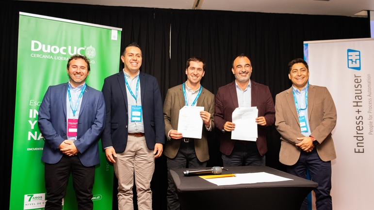 Equipo de DuocUC Puerto Montt y Endress+Hauser firman acuerdo en el escenario de Automation Day Patagonia