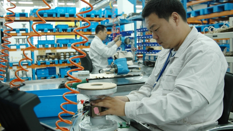 Endress + Hauser Flow China, Suzhou, hombres que trabajan en producción