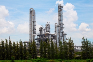 Imagen de unas torres de destilación en una refinería