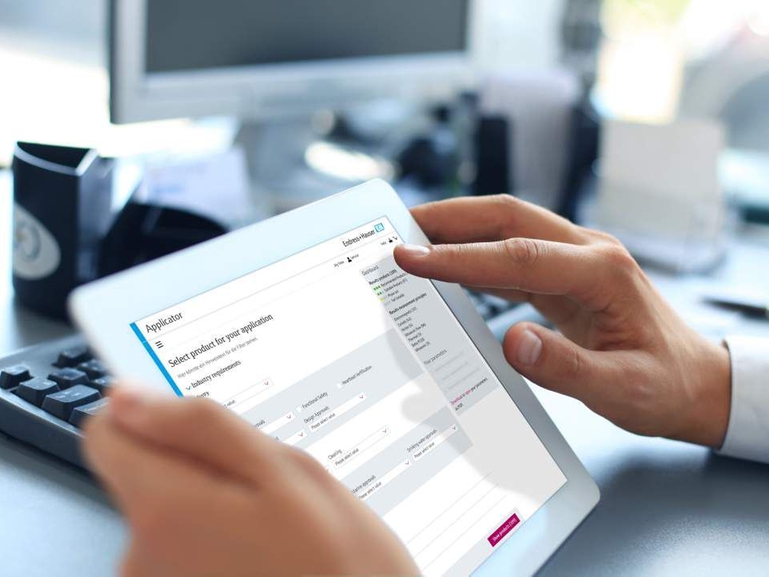Optimice la fase FEED y de ingeniería de detalle con nuestra Plataforma Central de Ingeniería Una tableta en la que se utiliza la Plataforma Central de Ingeniería de Endress+Hauser