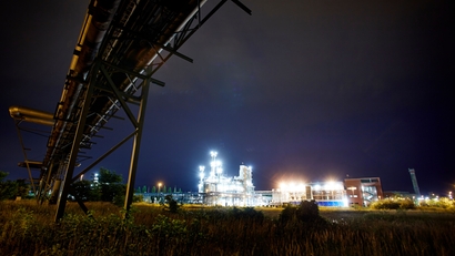 Planta química de noche