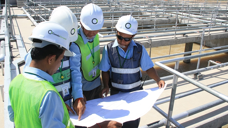 Conversación entre expertos en una planta de tratamiento de aguas residuales