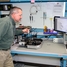 Ingeniero Raman optimizando un espectrógrafo