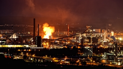 Planta siderúrgica de noche