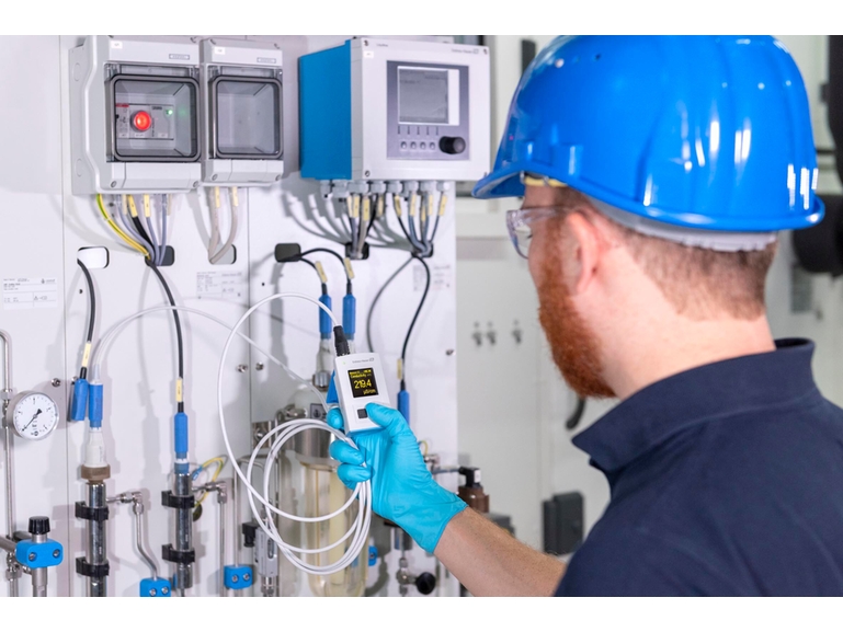 Las soluciones de análisis de líquidos de Endress+Hauser garantizan una comprobación fiable y una fácil resolución de problemas Técnico de mantenimiento con unLiquilinetransmisor portátil Mobile CML18