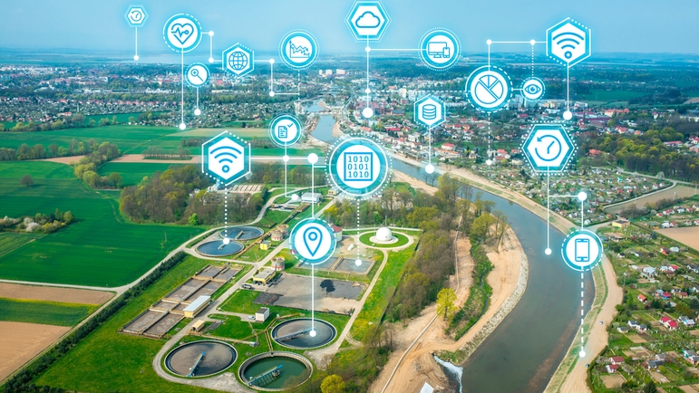 Vista superior de una planta de tratamiento de agua, un río y una ciudad con iconos que representan la digitalización