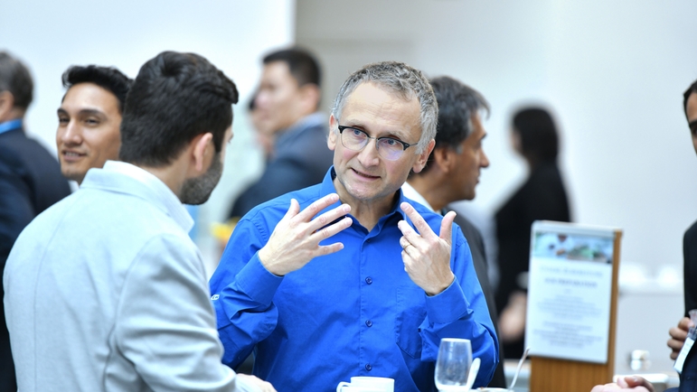 Clientes y empleados debaten en un entorno informal en un encuentro de interacción de Endress+Hauser