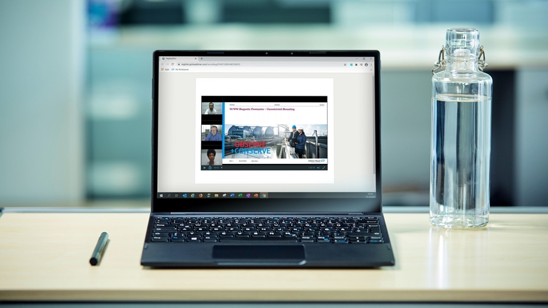 Un ordenador portátil muestra un seminario web en curso de Endress+Hauser