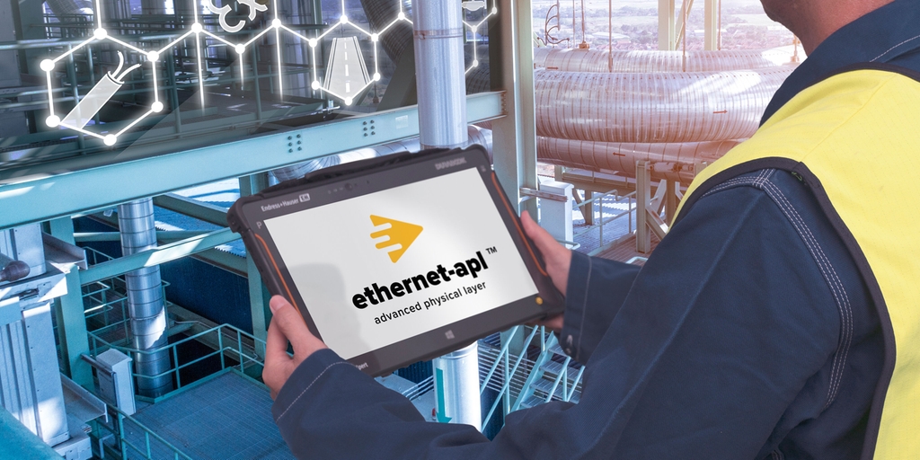 Colaborador Endress+Hauser revisando con tablet.