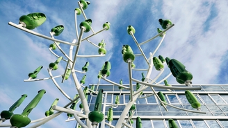 Un árbol de viento con turbinas diminutas genera energía verde.