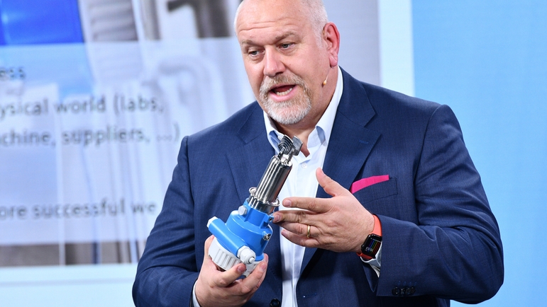 Matthias Altendorf en el escenario de la Reunión de Innovadores de Endress+Hauser.