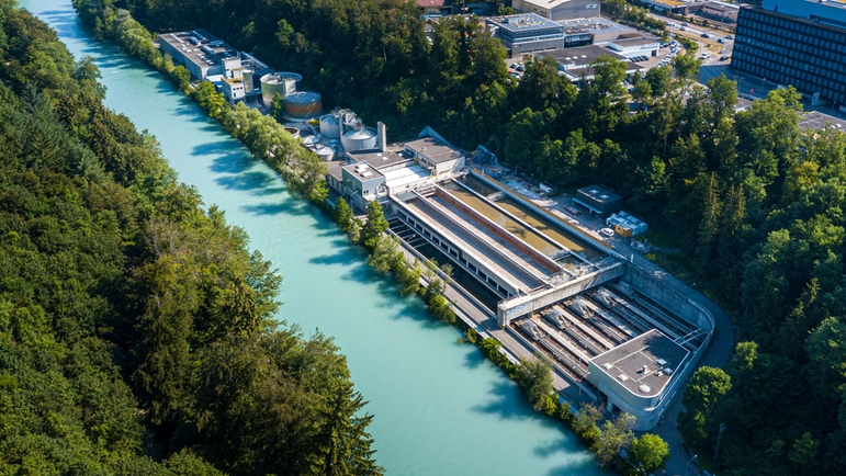 Vista aérea de ARA Worblental, planta de tratamiento de aguas residuales en Suiza