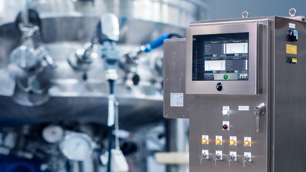 Analizador Raman Rxn4 con carcasa y sonda Rxn-45 en un biorreactor de acero inoxidable