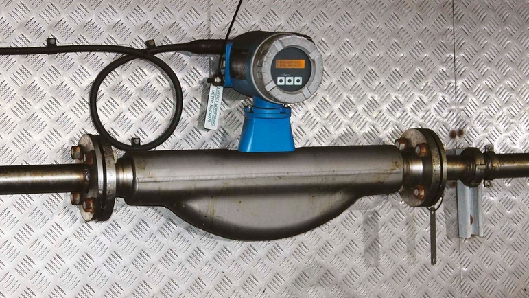 PromassCaudalímetro de Endress+Hauser instalado en el proceso.