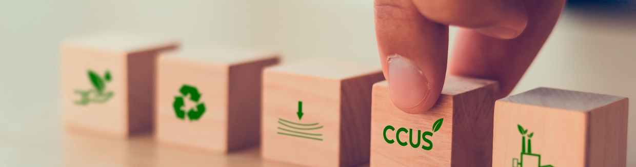 El concepto de captura, utilización y almacenamiento de carbono (CCUS) simbolizado por cinco bloques de madera.