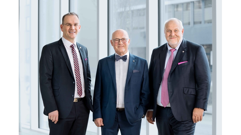 Cambio en Endress+Hauser: Dr. Peter Selders, Dr. Klaus Endress y Matthias Altendorf (desde la izquierda).