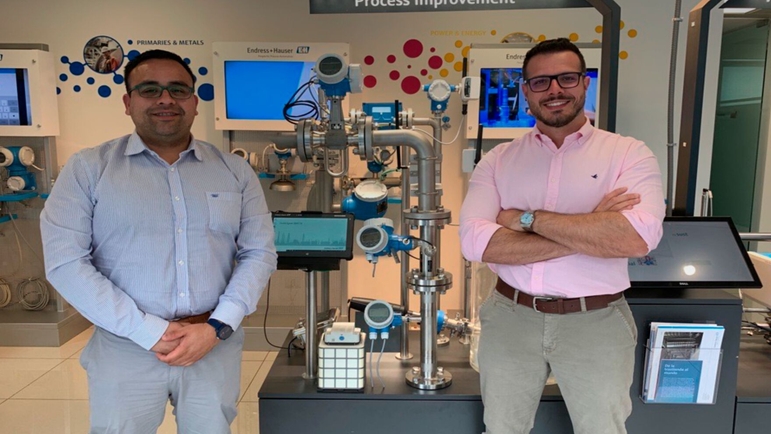 Marketing and Sales Manager, Vinícius Ferraz junto con el Product Manager Flow, Level & Pressure, Erwin Cárdenas