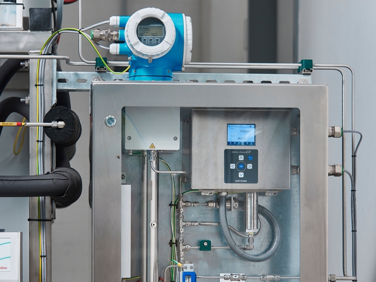 Analizadores de gas J22 y OXY5500 de Endress+Hauser para la medición de trazas de humedad y de oxígeno en el H2 Soluciones de panel J22 y OXY5500 para la medición de la calidad del hidrógeno
