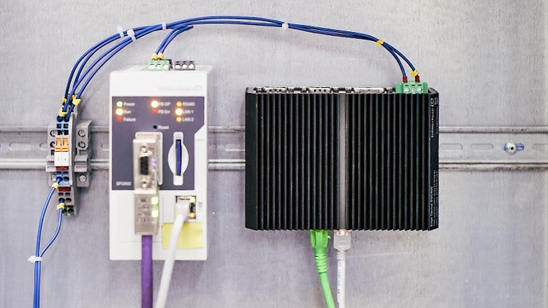 La puerta de enlace Ethernet/PROFIBUS SFG500 y un equipo periférico